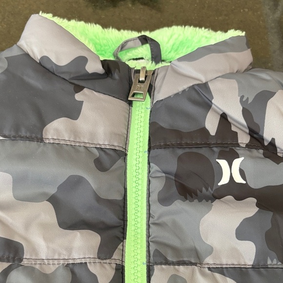 Hurley Camouflage Puffer Vest with Green Accents Size 24 months - Picture 2 of 10